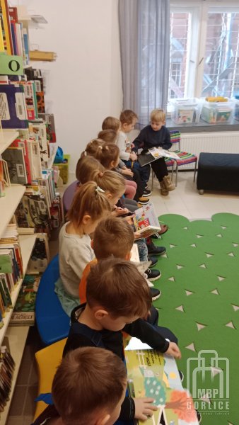 Biblioteka Gorlice, Przedszkolaki przeglądają książki